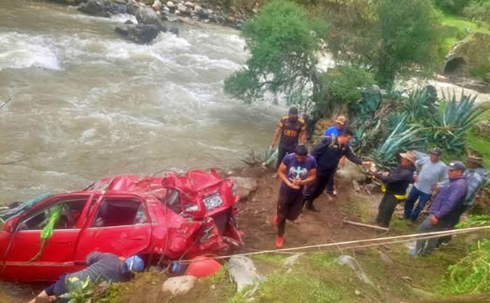 Chofer pierde la vida tras caer con automóvil a precipicio en Vilcabamba 